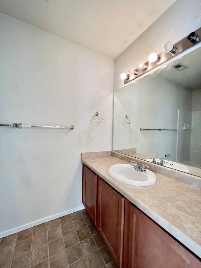 Building Photo - Spacious 2 Bed/2/5 Bath Townhome at The Bluffs at Spring Creek