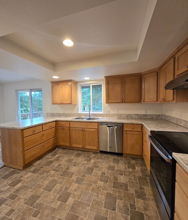 Building Photo - ***PENDING APPLICATION***4 Bedroom, 2 Bath...