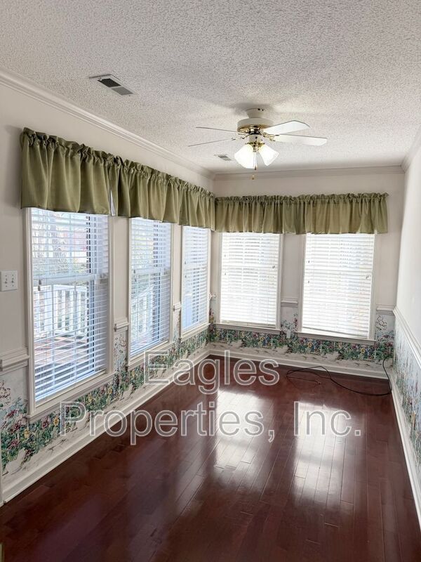 Building Photo - 107 Roundtree Ln