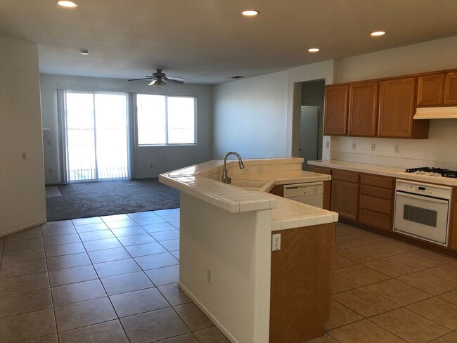 Building Photo - Beautiful Spacious 4 bedroom 2 bathroom Ho...