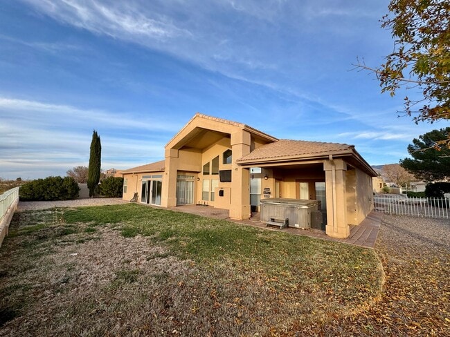 Building Photo - Beautiful golf course retreat