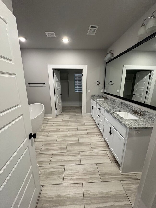 Building Photo - BEAUTIFUL HOME IN GREAT LOCATION!