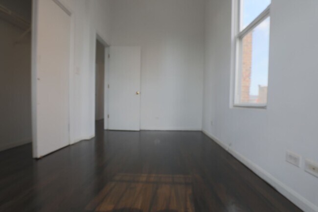 Building Photo - 3328 N Clark St