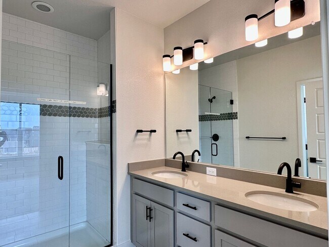 Building Photo - Luxury 3 Bedroom Townhome in the Heart of ...