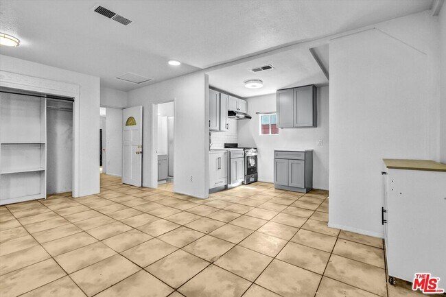Building Photo - 13110 Pinney St