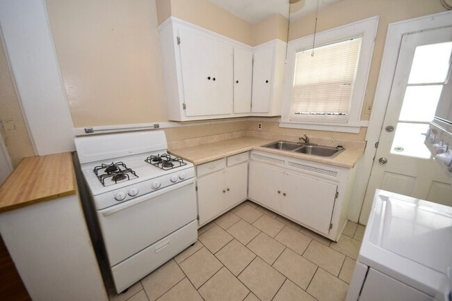 Building Photo - 1 bed, 1 bath unit in Vollintine Evergreen...