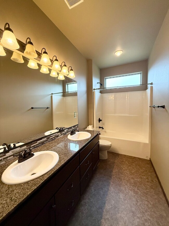 Building Photo - 4 bed 2 Bath off Keene