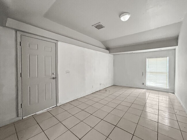 Building Photo - Spacious Tampa Home for Rent | Great Location & Large Yard! 3bed |2bath