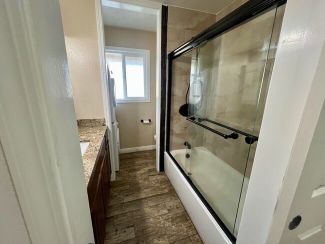 Building Photo - 5472 Roundtree Pl