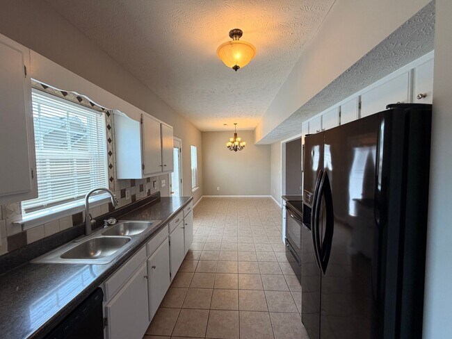 Building Photo - 3 BR, 2.5 BA, 2 Car Garage, Fenced in Backyard