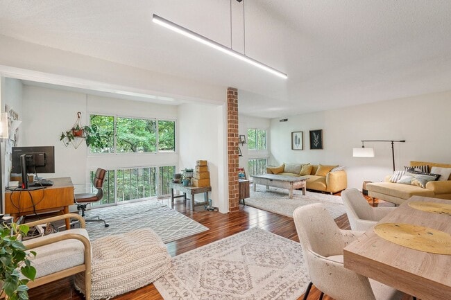 Building Photo - Top-floor condo located in the charming La...