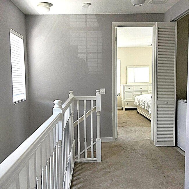 Building Photo - 647 Castle Dr