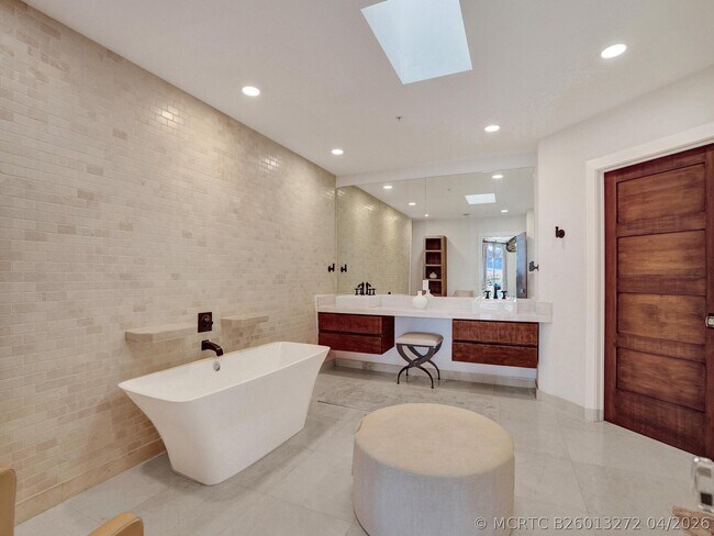 Building Photo - 17301 Biscayne Blvd