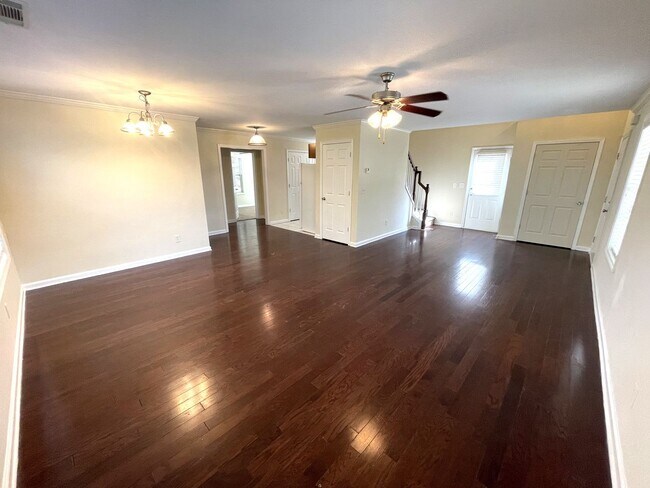Building Photo - 5br House Near Campus