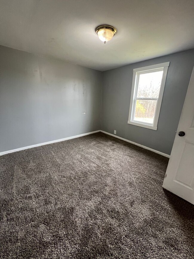 Building Photo - 3 bedroom/1 bathroom house