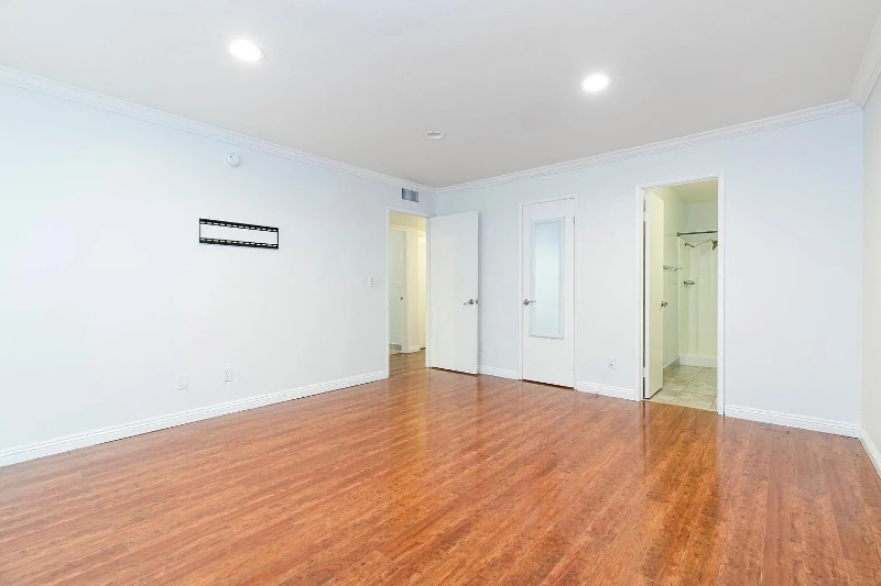 Building Photo - 14990 Victory Blvd