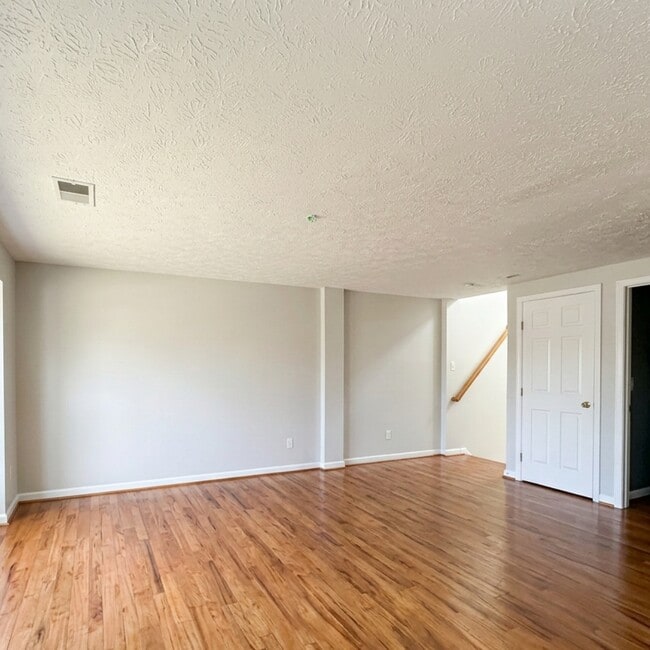 Building Photo - 594 Cascade Way
