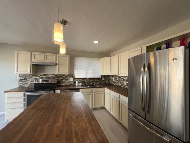 Building Photo - 2188 Luz Ave