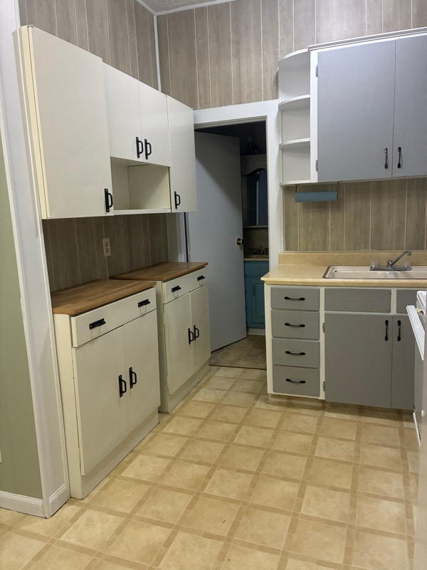 Building Photo - 305 E Meade Ct