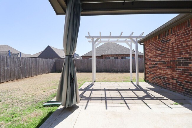 Building Photo - Spacious 3 Bedroom / 2 Bathroom with Modern Upgrade