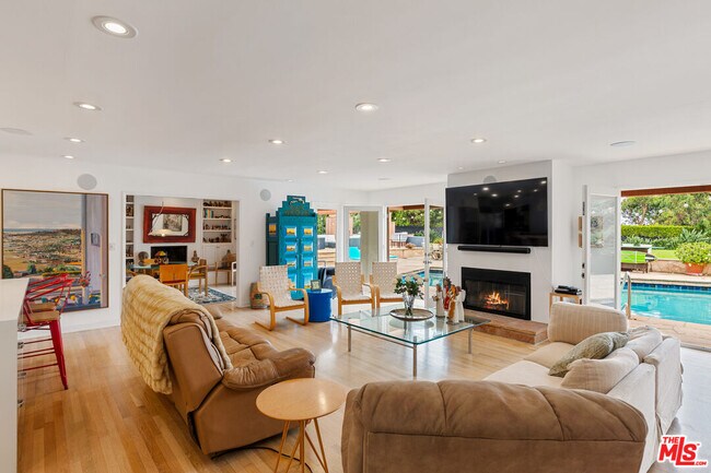 Building Photo - 7122 Dume Dr