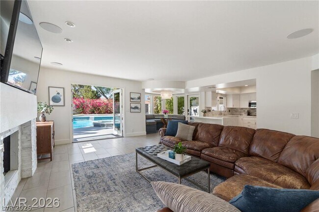 Building Photo - 2233 Versailles Ct