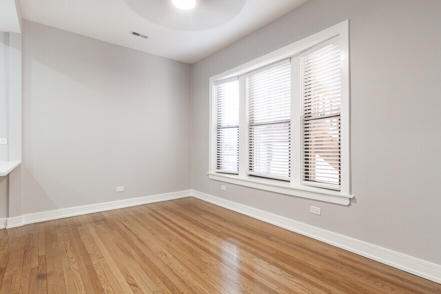 Building Photo - 3830 N Wilton Ave