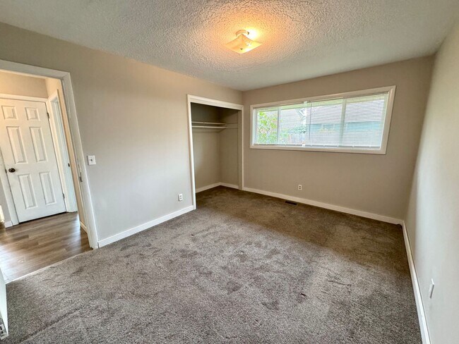 Building Photo - Large 2 Bed, 1 Bath Duplex Apartment with Parking