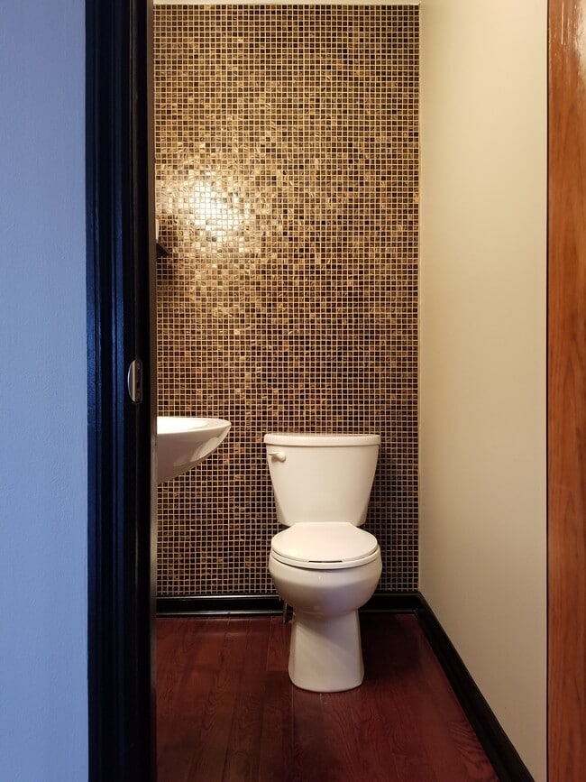 Building Photo - 445 W 6th Ave