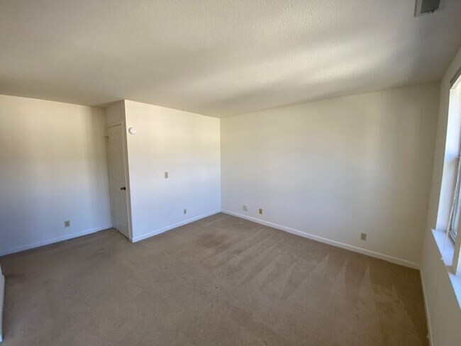 Building Photo - 15 Glen Lake Dr