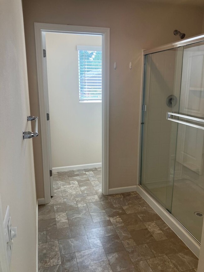 Building Photo - Three Bedroom Townhouse in South Salem