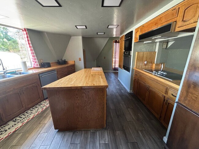 Building Photo - 4-BEDROOM 3-Bathroom FURNISHED Peaceful Country Living