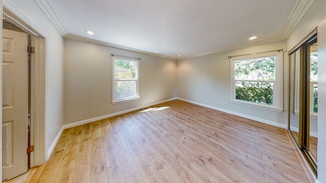 Building Photo - *** Gorgeous 4 bed 3 bath Single Family Ho...