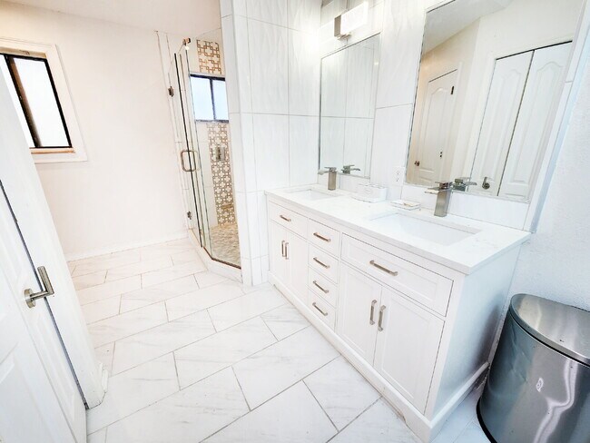 Building Photo - "3-Bed, 3-Bath Gem in New Port Richey with 2,233 Sq Ft of Living Space!"