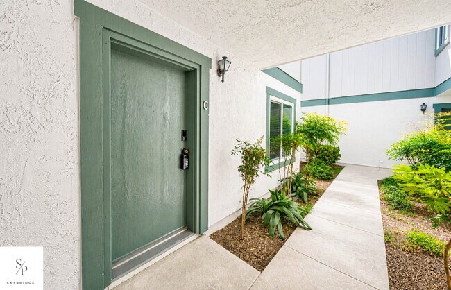 Building Photo - Charming 2-Bed Townhouse with Fireplace in Prime CA Location!