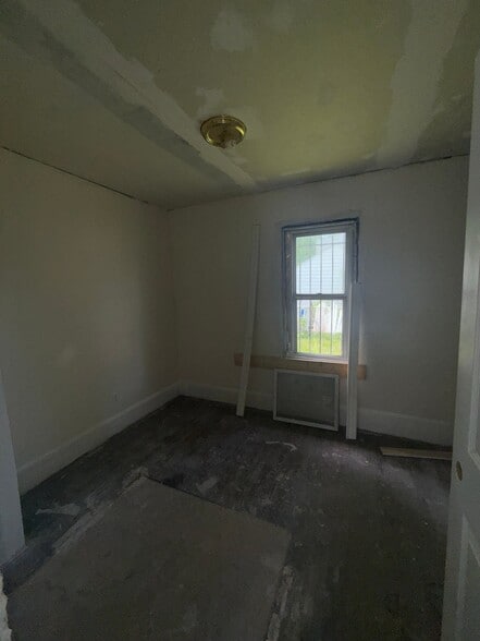 Building Photo - 805 Waldman Ave