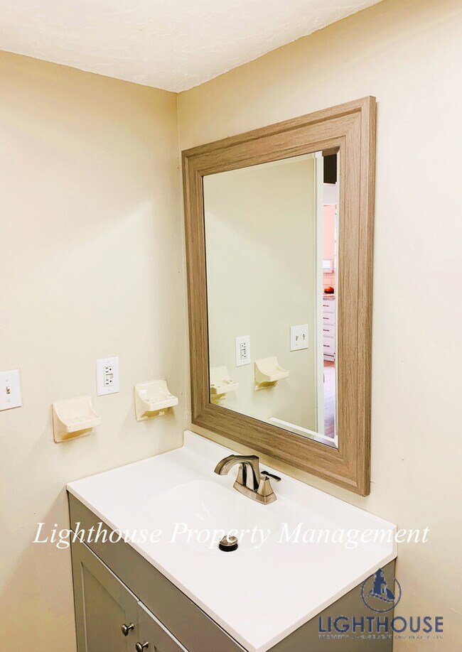 Building Photo - Renovated 2 Bed/2 Bath Single Story Townho...