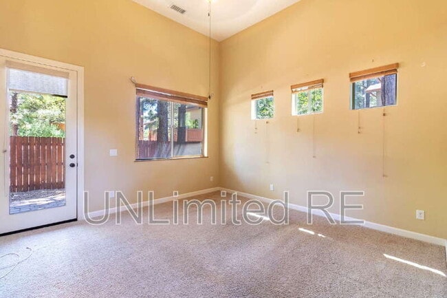 Building Photo - 425 E Woodland Dr