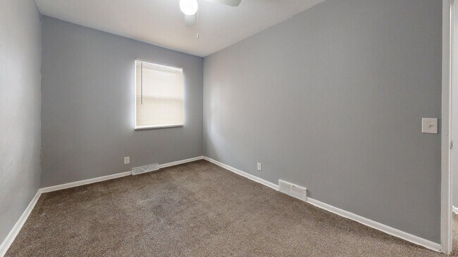 Building Photo - Elyria - updated 2 bedroom/1 bath townhouse.