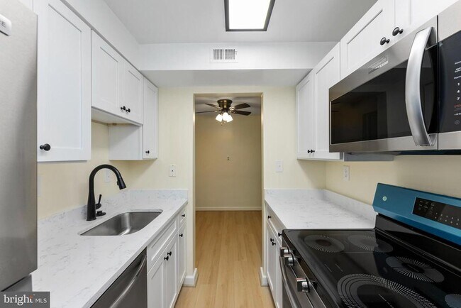 Building Photo - 820 S Arlington Mill Dr
