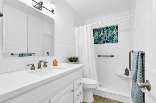 Building Photo - 702 Sunset Dr