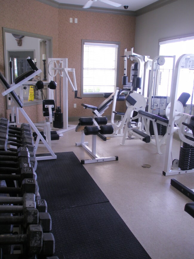 Building Photo - Annual, Unfurnished, ground floor remodeled condo in gated community downtown Sarasota.