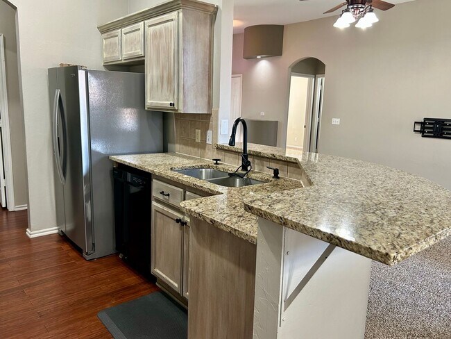 Building Photo - AVAILABLE NOW - $500 OFF FIRST FULL MONTH - Beautiful Home In Edmond School District!