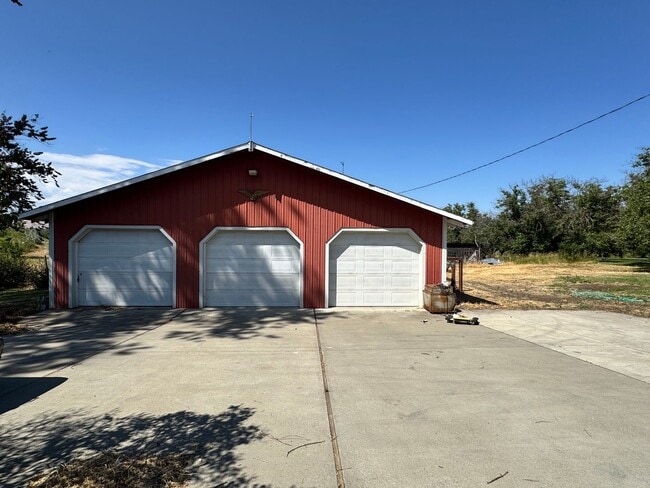 Building Photo - West Valley 3 bedroom country home with 3 ...
