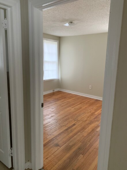 Building Photo - 4242 Monroe Ave