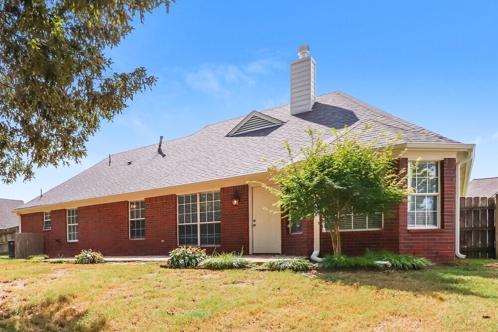 Building Photo - 170 Oaksedge Dr
