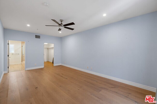 Building Photo - 851 N San Vicente Blvd