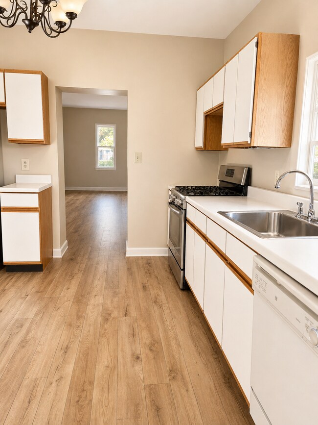 Building Photo - *** Amazing Apartment in Mt. Washington * Pet Friendly * Duplex style * Available Now * Spacious ...