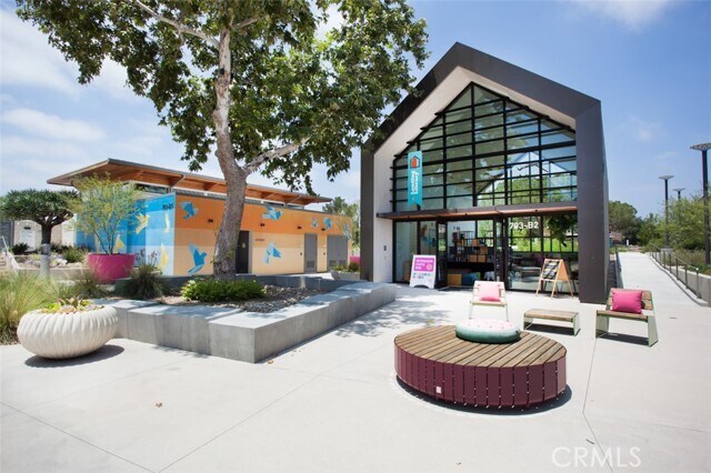 Building Photo - 198 Frame