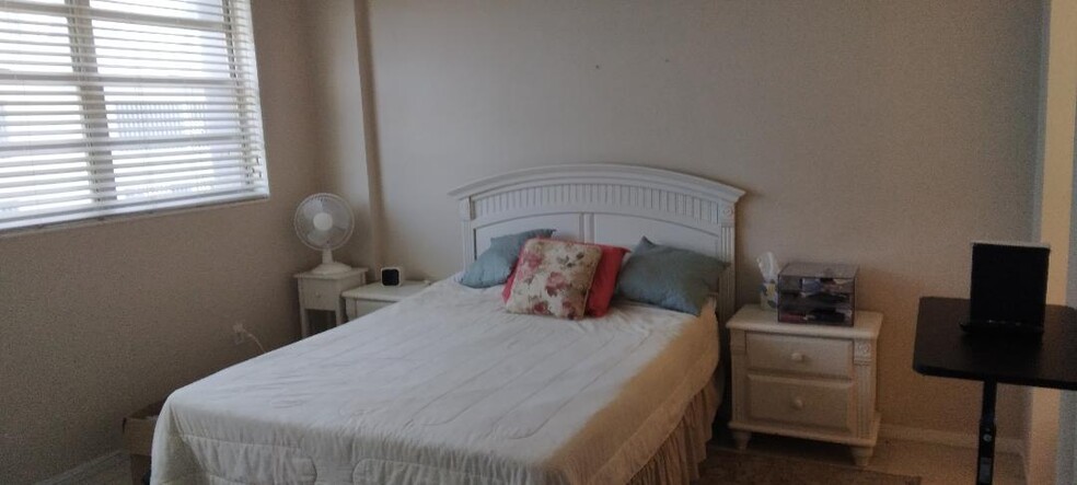 bedroom pic 1 - 800 West Ave